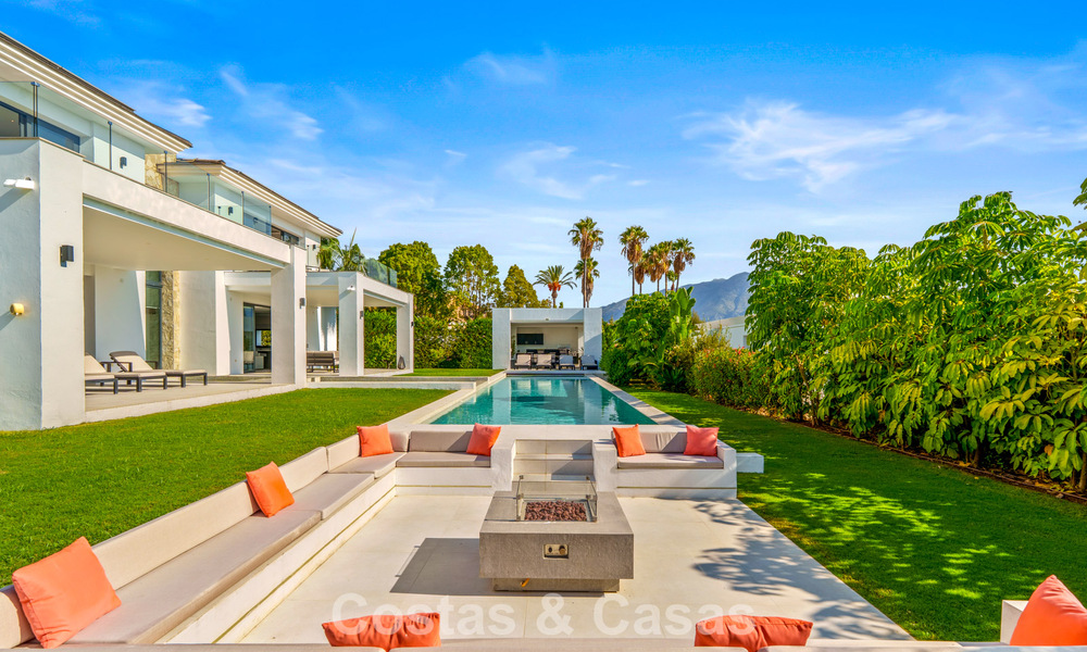 Exclusive villa with sea views for sale in a secure urbanization in La Quinta, Marbella - Benahavis 788566