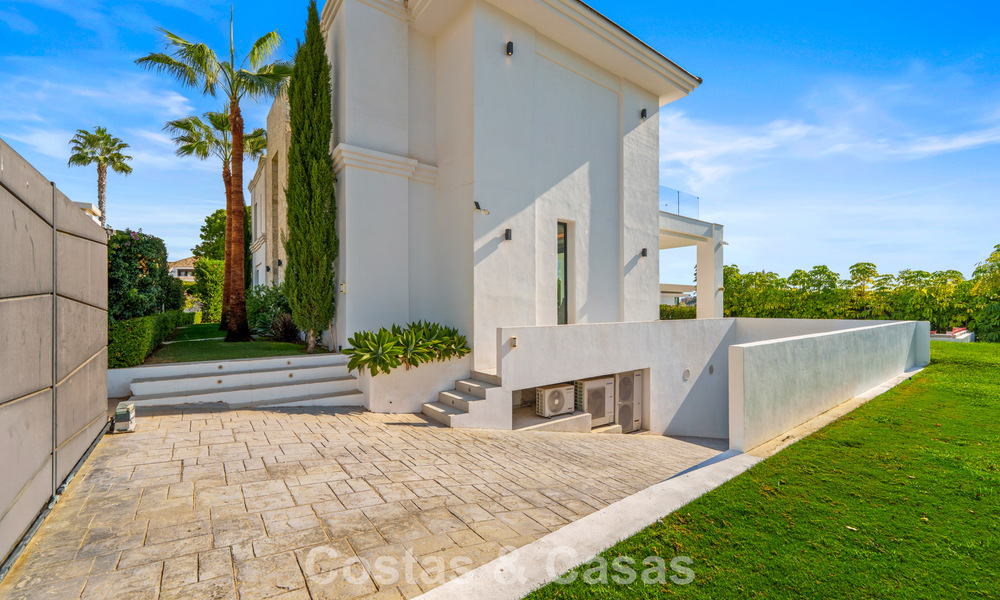 Exclusive villa with sea views for sale in a secure urbanization in La Quinta, Marbella - Benahavis 788567