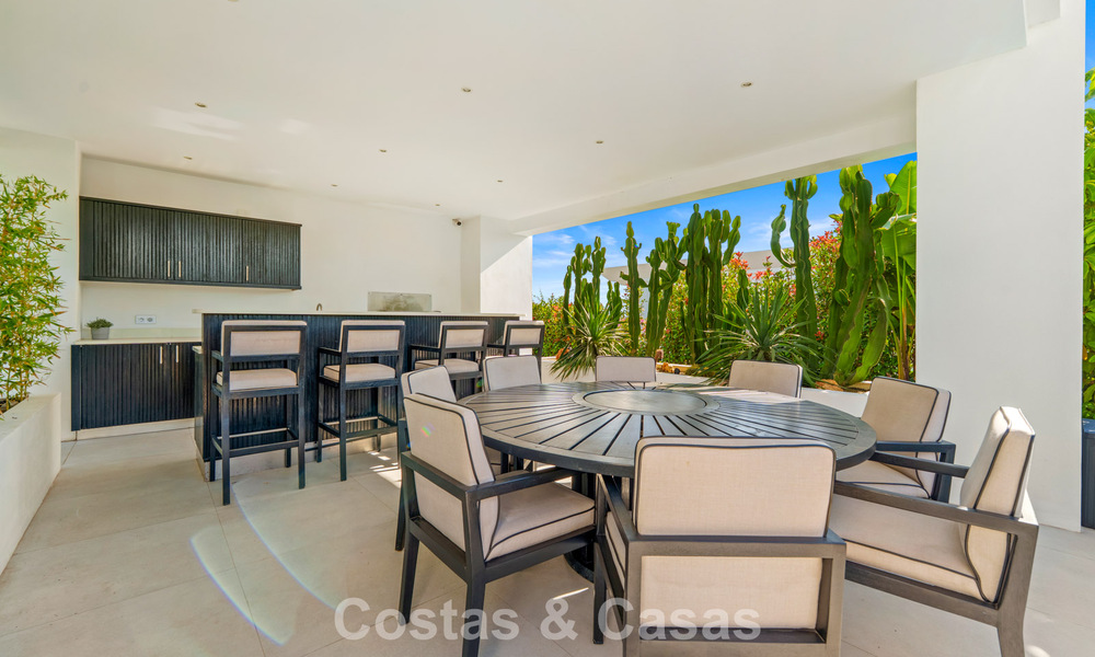 Exclusive villa with sea views for sale in a secure urbanization in La Quinta, Marbella - Benahavis 788569