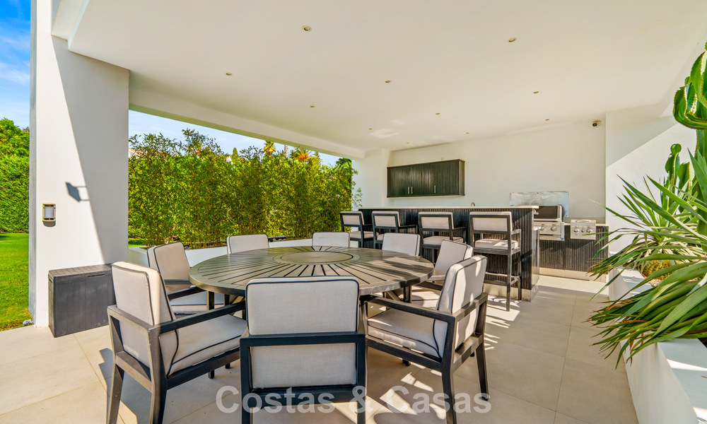 Exclusive villa with sea views for sale in a secure urbanization in La Quinta, Marbella - Benahavis 788570