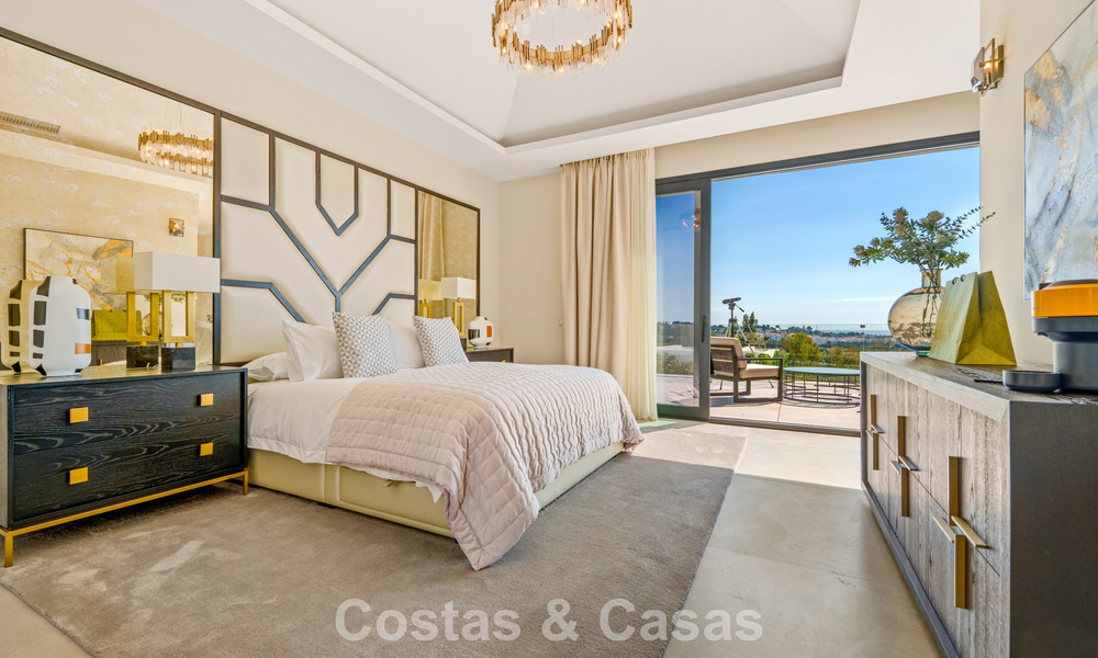 Exclusive villa with sea views for sale in a secure urbanization in La Quinta, Marbella - Benahavis 788573