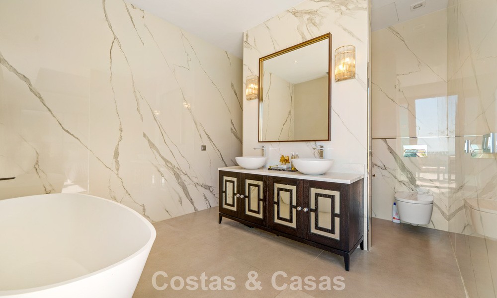 Exclusive villa with sea views for sale in a secure urbanization in La Quinta, Marbella - Benahavis 788576