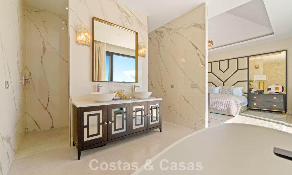 Exclusive villa with sea views for sale in a secure urbanization in La Quinta, Marbella - Benahavis 788577