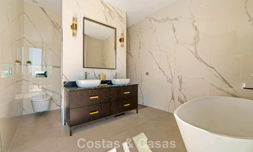 Exclusive villa with sea views for sale in a secure urbanization in La Quinta, Marbella - Benahavis 788580