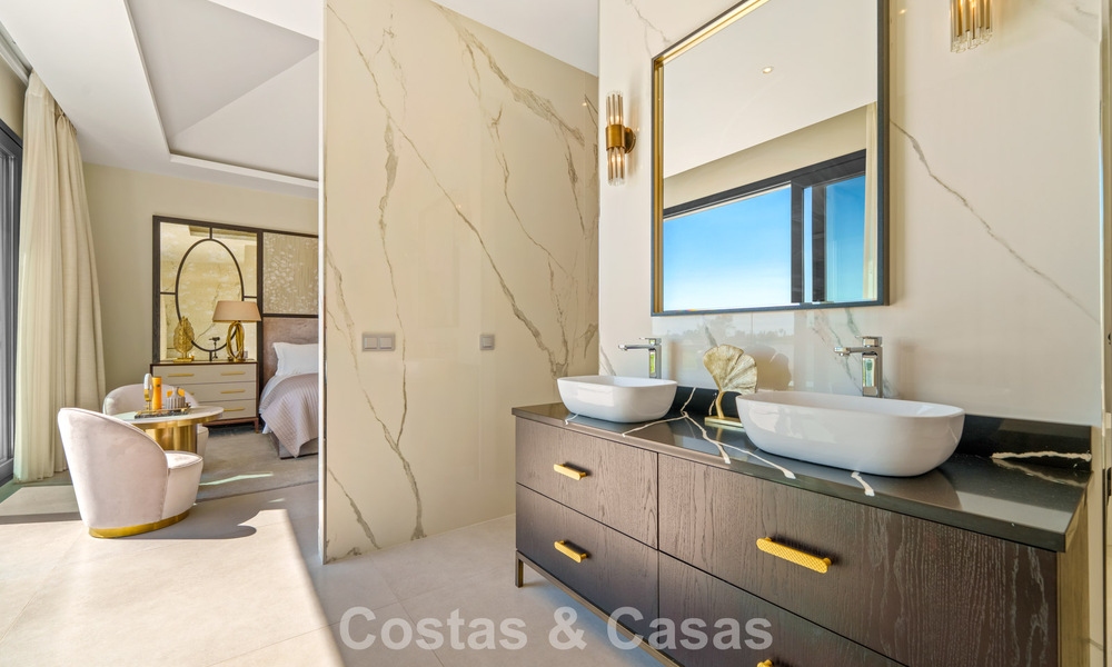 Exclusive villa with sea views for sale in a secure urbanization in La Quinta, Marbella - Benahavis 788581