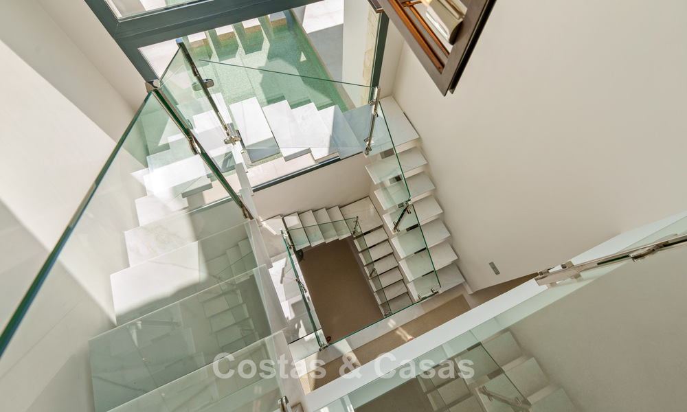 Exclusive villa with sea views for sale in a secure urbanization in La Quinta, Marbella - Benahavis 788583