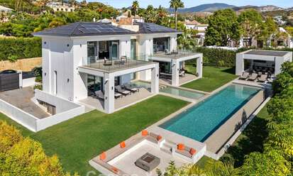 Exclusive villa with sea views for sale in a secure urbanization in La Quinta, Marbella - Benahavis 788584