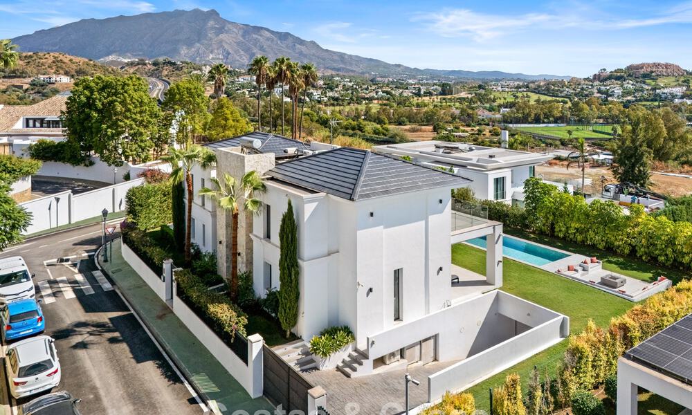 Exclusive villa with sea views for sale in a secure urbanization in La Quinta, Marbella - Benahavis 788585