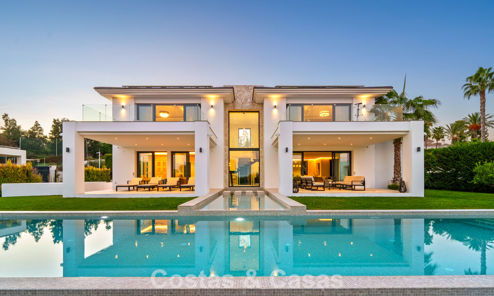 Exclusive villa with sea views for sale in a secure urbanization in La Quinta, Marbella - Benahavis 788590