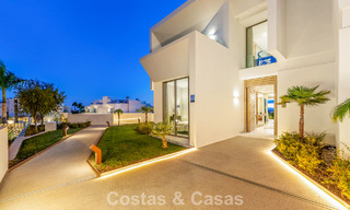 Minimalist luxury home with panoramic sea views for sale in a prestigious gated complex in Nueva Andalucia, Marbella 788592 