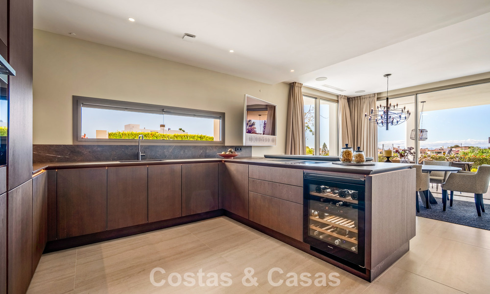 Minimalist luxury home with panoramic sea views for sale in a prestigious gated complex in Nueva Andalucia, Marbella 788633