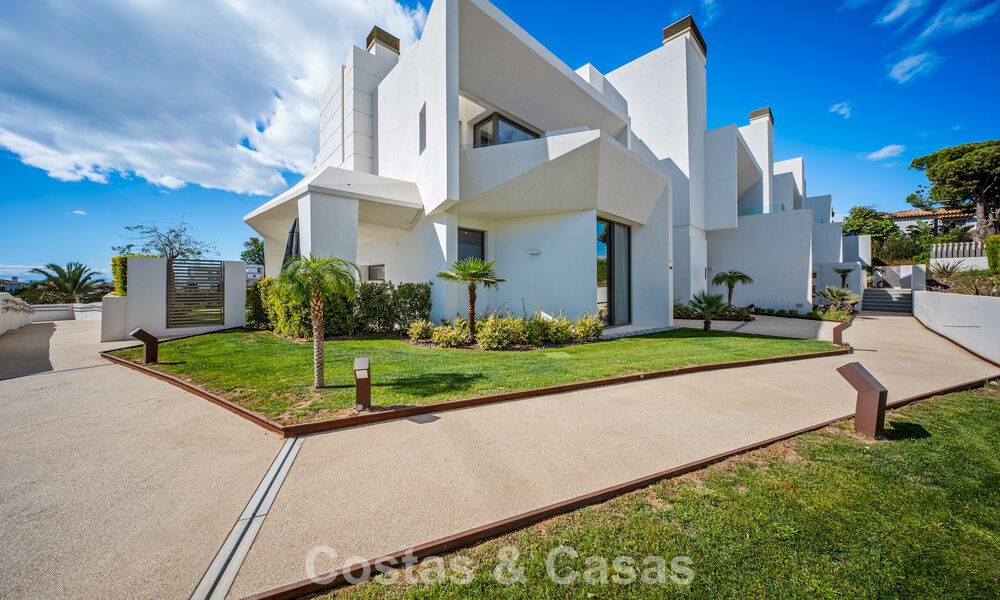 Minimalist luxury home with panoramic sea views for sale in a prestigious gated complex in Nueva Andalucia, Marbella 788646