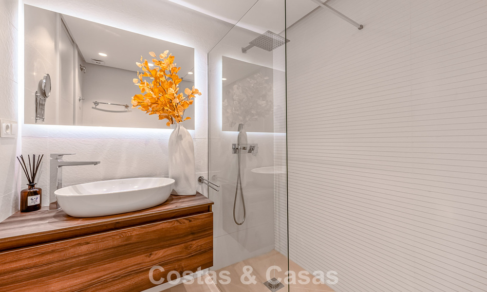 Modernized apartment with sea views for sale in a beachfront complex on the New Golden Mile between Marbella and Estepona 788789