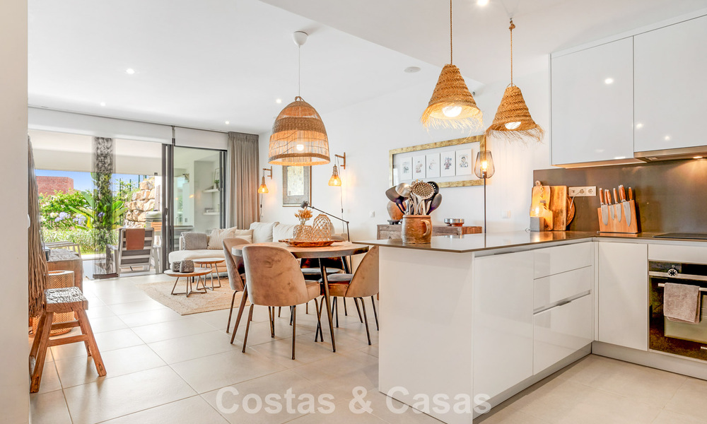 Ground-floor, modern apartment with large private garden, terrace and partial sea views for sale on golf course in Estepona 789775
