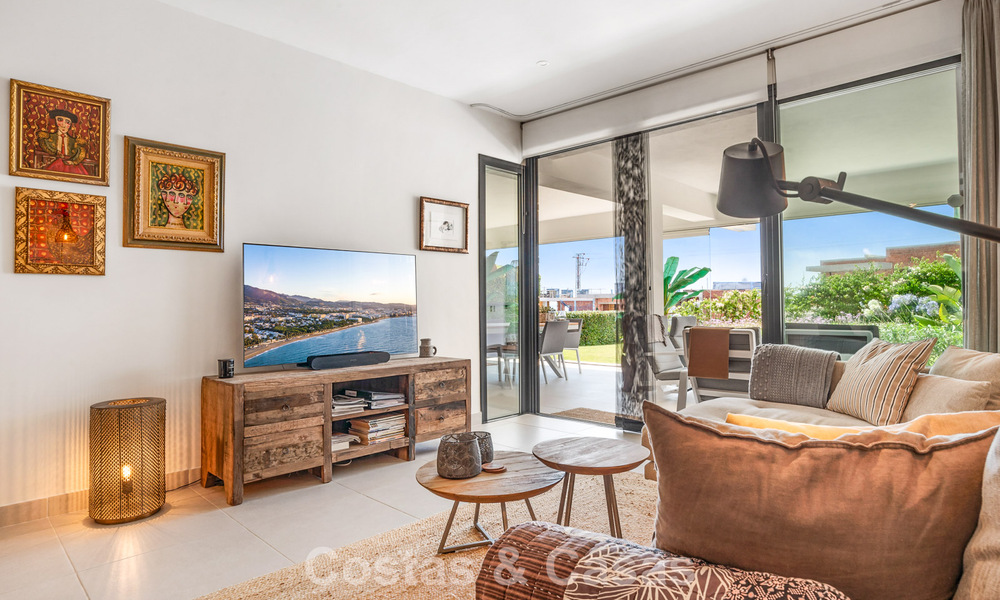 Ground-floor, modern apartment with large private garden, terrace and partial sea views for sale on golf course in Estepona 789781