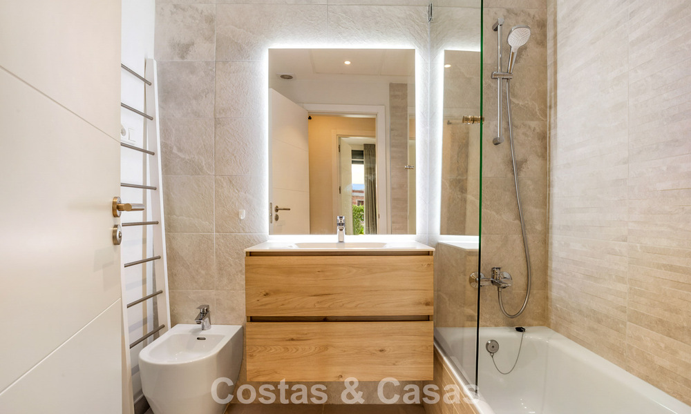 Ground-floor, modern apartment with large private garden, terrace and partial sea views for sale on golf course in Estepona 789784