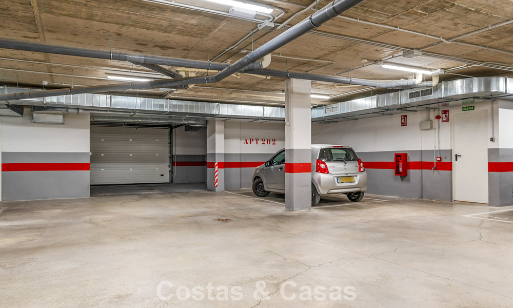 Ground-floor, modern apartment with large private garden, terrace and partial sea views for sale on golf course in Estepona 789792