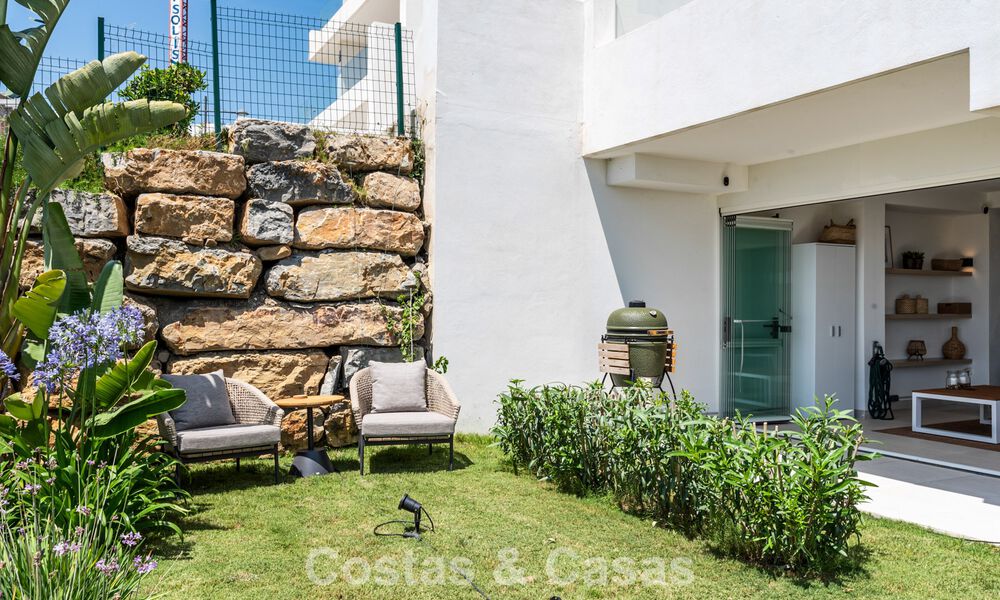 Ground-floor, modern apartment with large private garden, terrace and partial sea views for sale on golf course in Estepona 789795