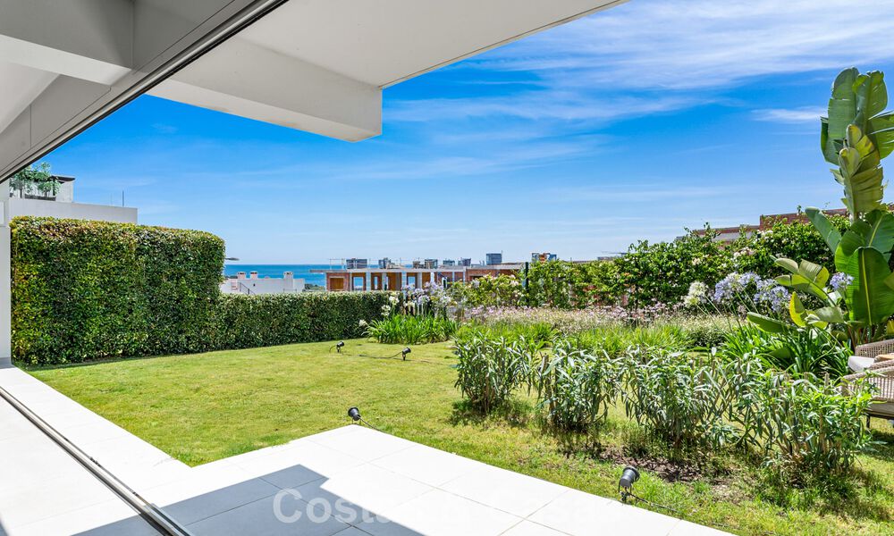 Ground-floor, modern apartment with large private garden, terrace and partial sea views for sale on golf course in Estepona 789797