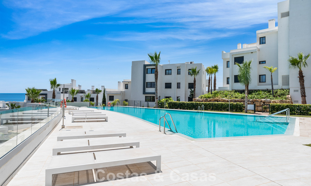 Ground-floor, modern apartment with large private garden, terrace and partial sea views for sale on golf course in Estepona 789799