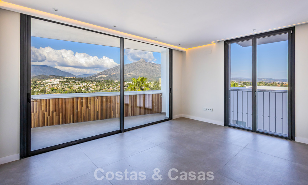 First-class renovated apartment for sale within walking distance of everything in Nueva Andalucia, Marbella 789708