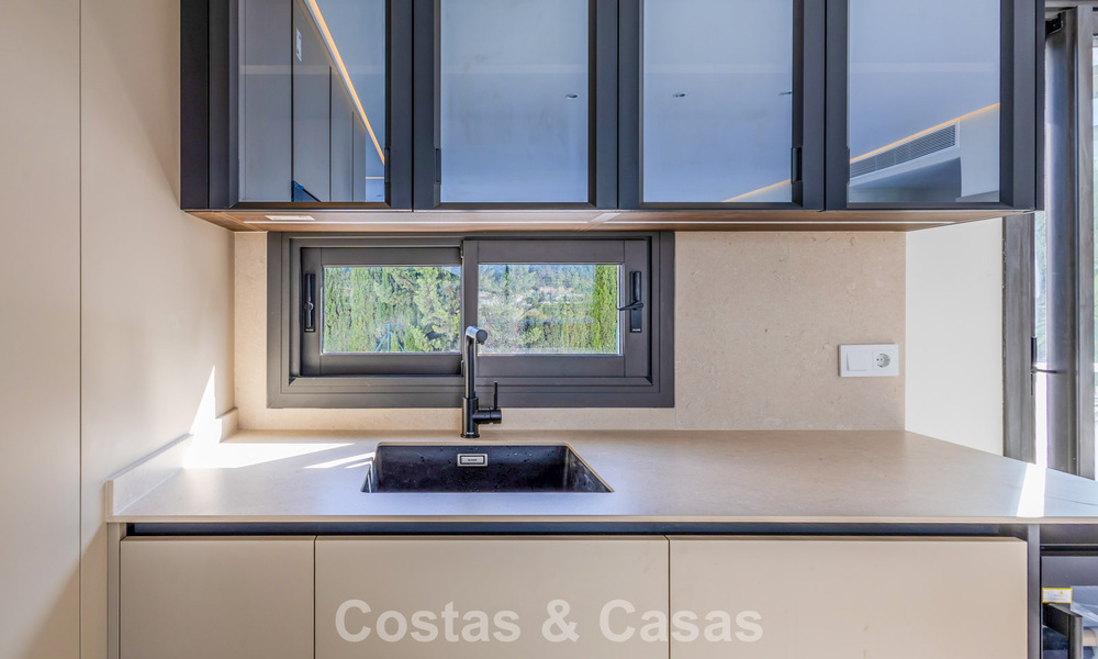 First-class renovated apartment for sale within walking distance of everything in Nueva Andalucia, Marbella 789712