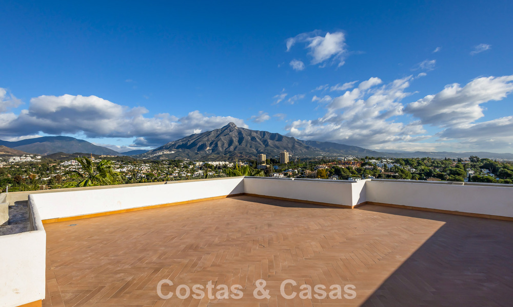 First-class renovated apartment for sale within walking distance of everything in Nueva Andalucia, Marbella 789716