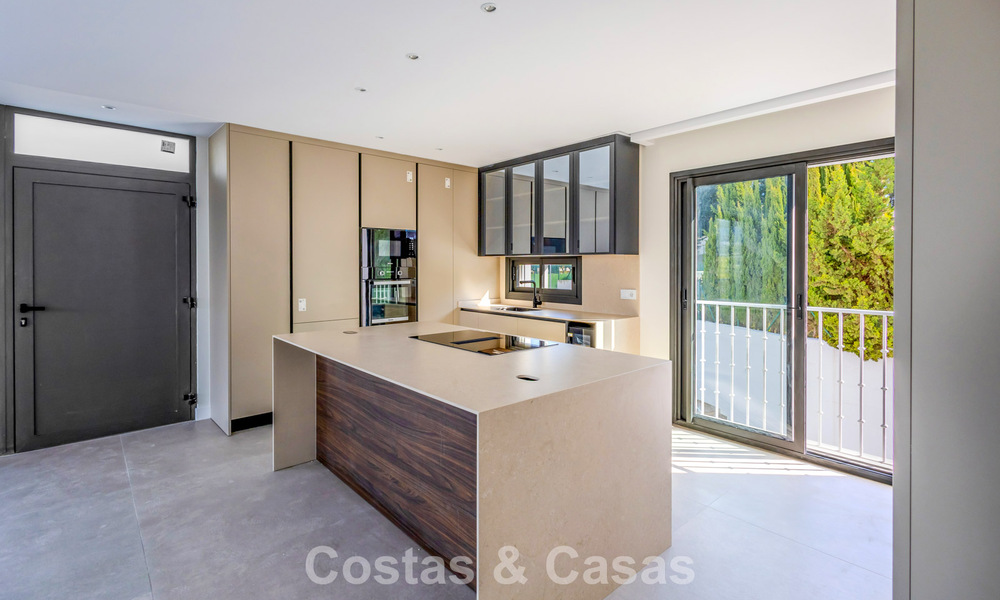 First-class renovated apartment for sale within walking distance of everything in Nueva Andalucia, Marbella 789732