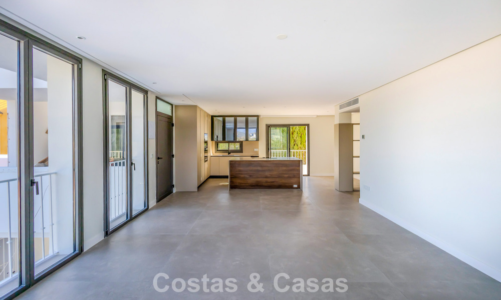 First-class renovated apartment for sale within walking distance of everything in Nueva Andalucia, Marbella 789733