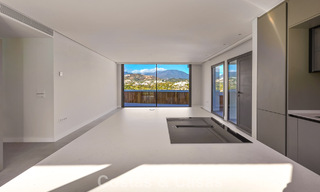 Luxurious renovated penthouse with mountain and sea views for sale in a gated complex in Nueva Andalucia, Marbella 789740 