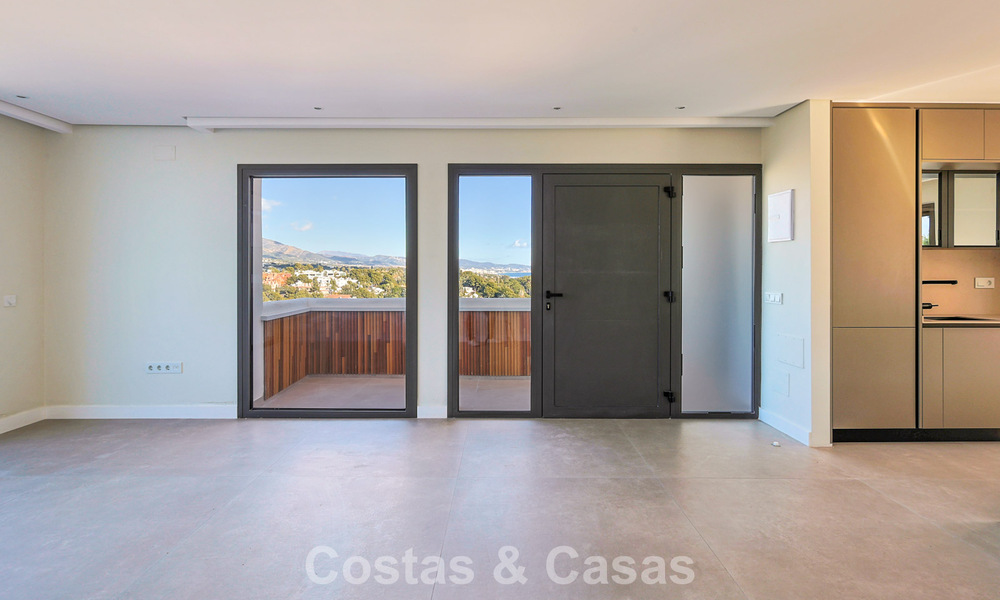 Luxurious renovated penthouse with mountain and sea views for sale in a gated complex in Nueva Andalucia, Marbella 789741