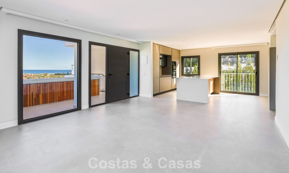 Luxurious renovated penthouse with mountain and sea views for sale in a gated complex in Nueva Andalucia, Marbella 789742