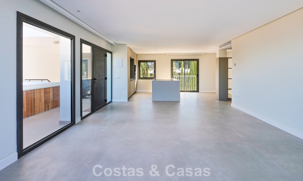 Luxurious renovated penthouse with mountain and sea views for sale in a gated complex in Nueva Andalucia, Marbella 789743