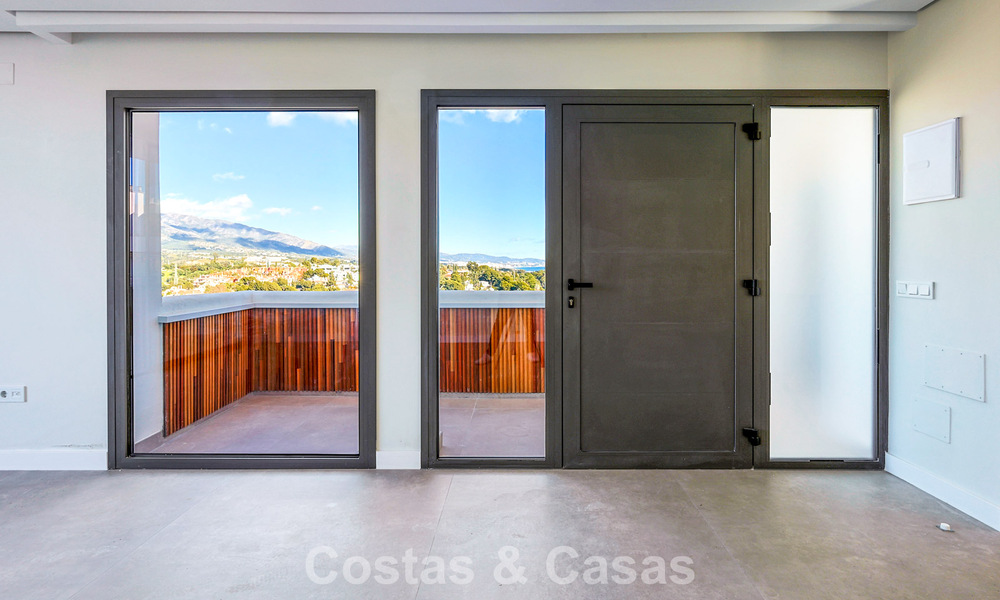 Luxurious renovated penthouse with mountain and sea views for sale in a gated complex in Nueva Andalucia, Marbella 789744