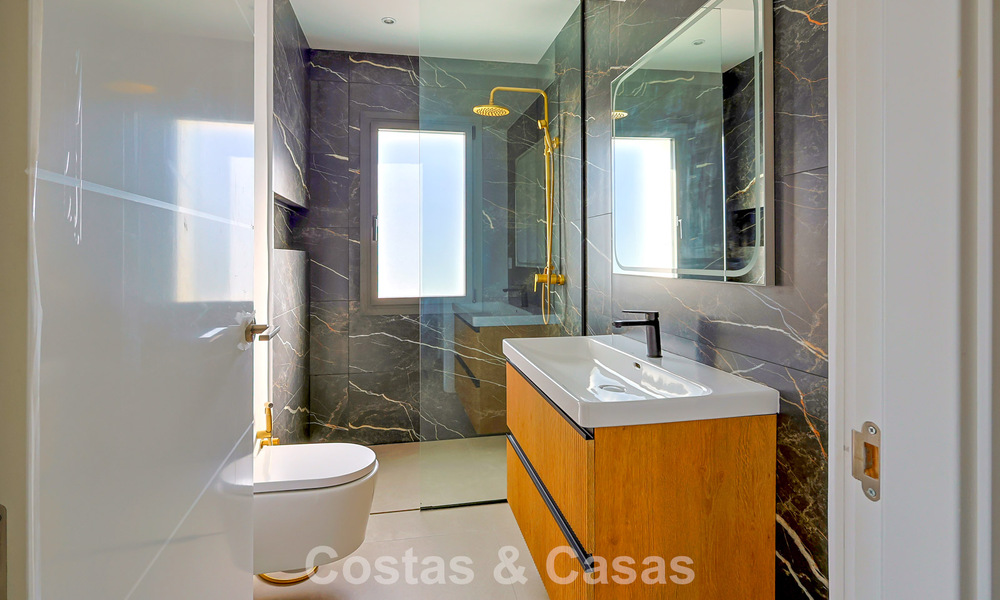 Luxurious renovated penthouse with mountain and sea views for sale in a gated complex in Nueva Andalucia, Marbella 789745