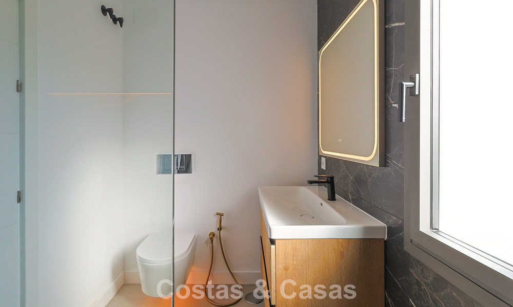 Luxurious renovated penthouse with mountain and sea views for sale in a gated complex in Nueva Andalucia, Marbella 789747