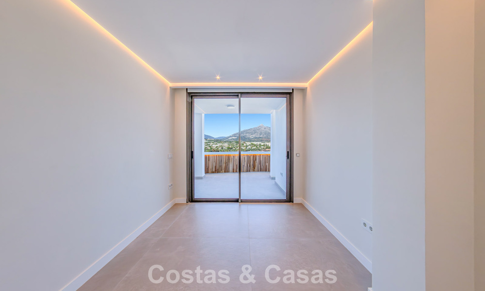 Luxurious renovated penthouse with mountain and sea views for sale in a gated complex in Nueva Andalucia, Marbella 789749