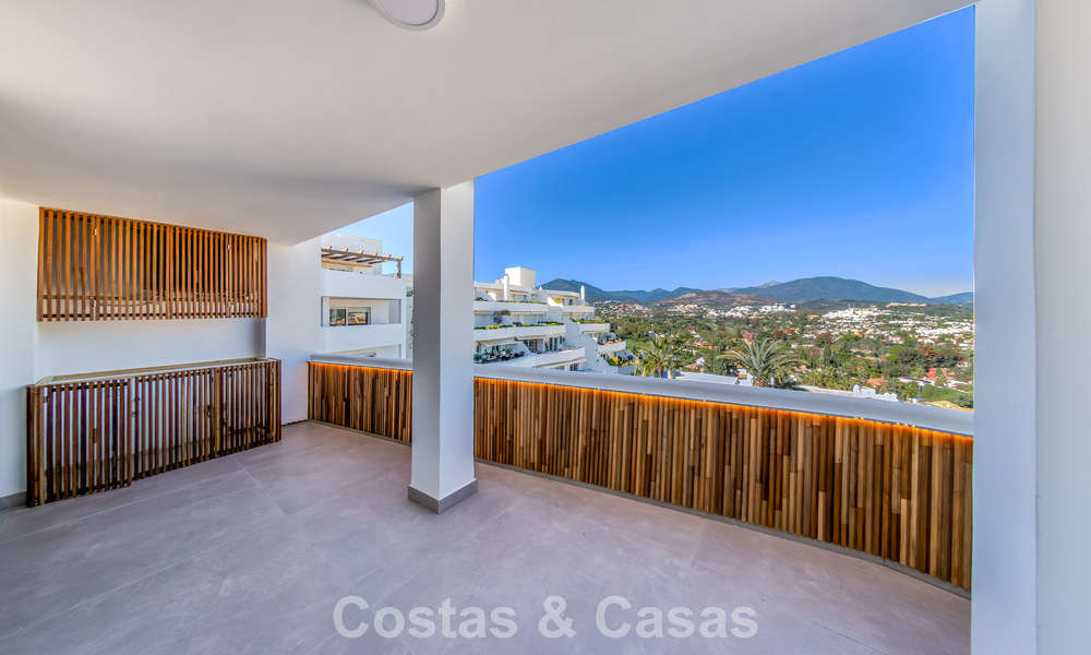 Luxurious renovated penthouse with mountain and sea views for sale in a gated complex in Nueva Andalucia, Marbella 789750