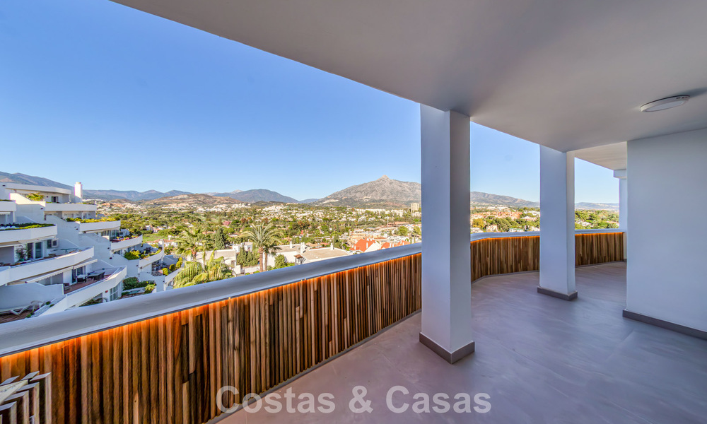 Luxurious renovated penthouse with mountain and sea views for sale in a gated complex in Nueva Andalucia, Marbella 789751