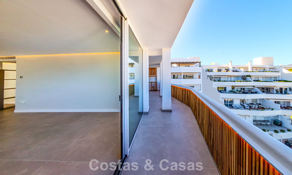 Luxurious renovated penthouse with mountain and sea views for sale in a gated complex in Nueva Andalucia, Marbella 789752