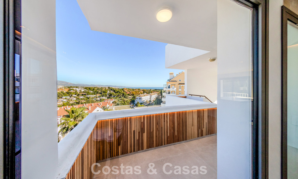 Luxurious renovated penthouse with mountain and sea views for sale in a gated complex in Nueva Andalucia, Marbella 789753