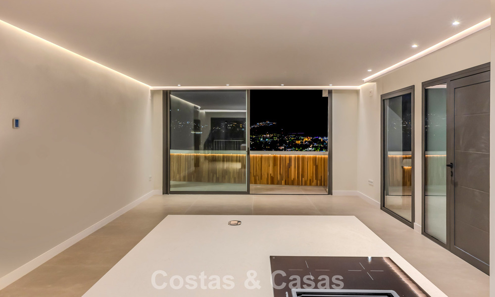 Luxurious renovated penthouse with mountain and sea views for sale in a gated complex in Nueva Andalucia, Marbella 789756