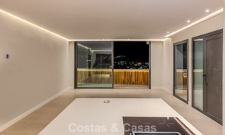 Luxurious renovated penthouse with mountain and sea views for sale in a gated complex in Nueva Andalucia, Marbella 789756 