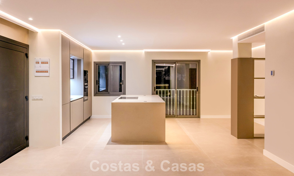 Luxurious renovated penthouse with mountain and sea views for sale in a gated complex in Nueva Andalucia, Marbella 789758