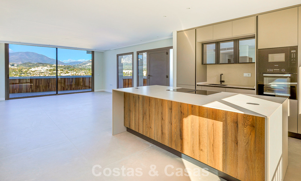 Luxurious renovated penthouse with mountain and sea views for sale in a gated complex in Nueva Andalucia, Marbella 789759