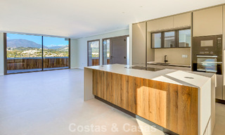 Luxurious renovated penthouse with mountain and sea views for sale in a gated complex in Nueva Andalucia, Marbella 789759 