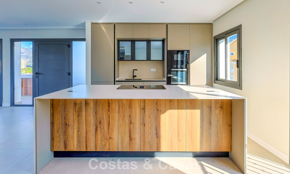 Luxurious renovated penthouse with mountain and sea views for sale in a gated complex in Nueva Andalucia, Marbella 789760