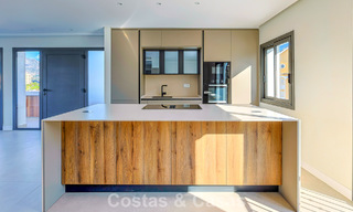 Luxurious renovated penthouse with mountain and sea views for sale in a gated complex in Nueva Andalucia, Marbella 789760 