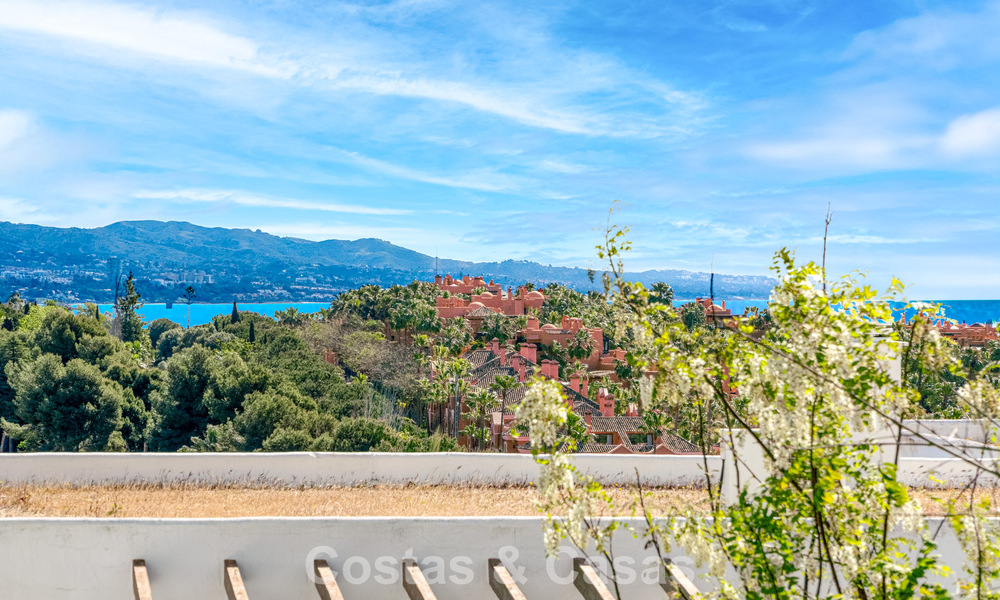 Luxury apartment for sale in a secure urbanization in Nueva Andalucia, Marbella 789762