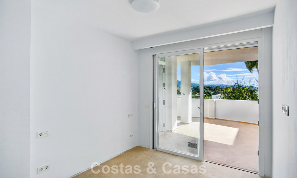 Luxury apartment for sale in a secure urbanization in Nueva Andalucia, Marbella 789763